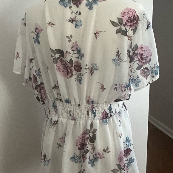 Torrid White Floral Ruffle Blouse Size 0 Large - Picture 3 of 4